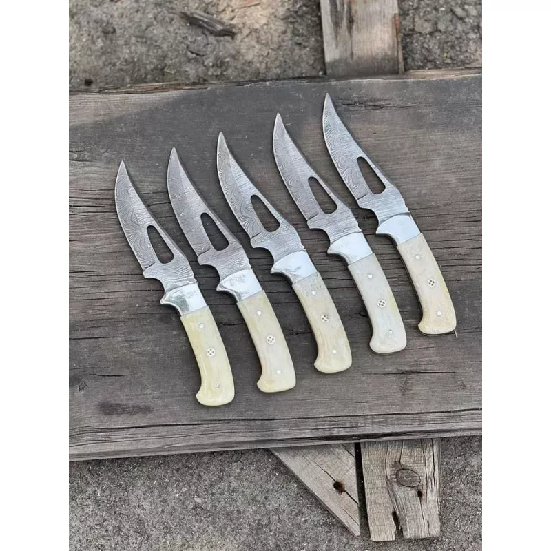 Custom Hunting Knives: Handmade Damascus Steel Blade